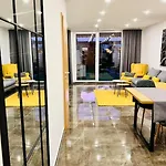 Ganzes Haus Mit Einer Terrasse, Garten Und Klimaanlage 別荘
