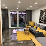 Ganzes Haus Mit Einer Terrasse, Garten Und Klimaanlage