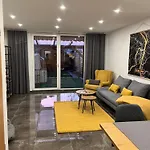 Ganzes Haus Mit Einer Terrasse, Garten Und Klimaanlage 別荘