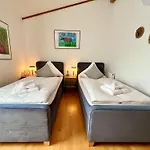 Ganzes Haus Mit Einer Terrasse, Garten Und Klimaanlage 別荘
