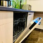 Ganzes Haus Mit Einer Terrasse, Garten Und Klimaanlage 別荘 *